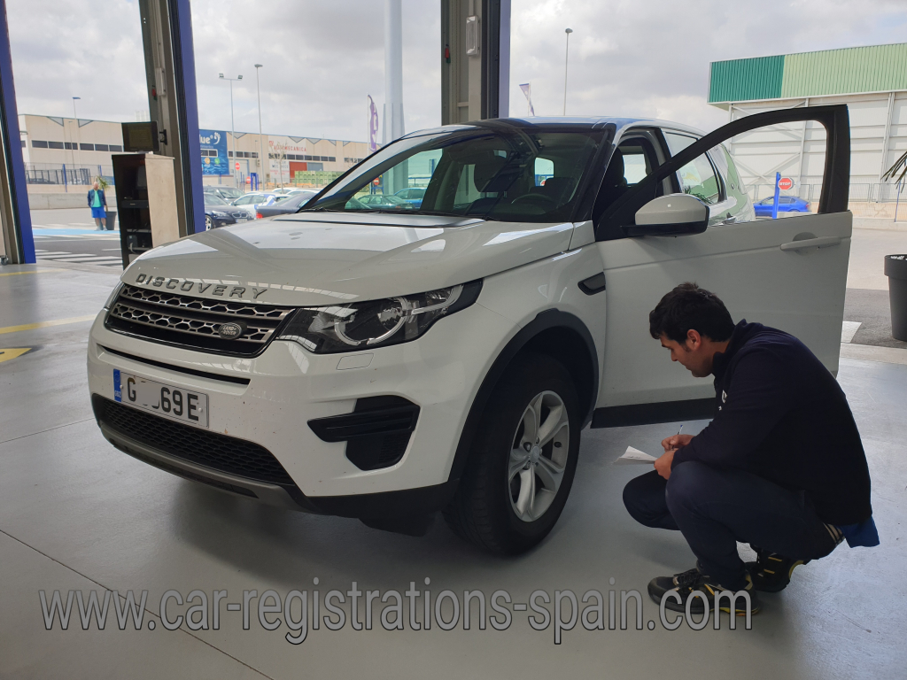 Landrover Discovery has tyres checked by ITV inspector during import test Landrover Discovery with ITV inspector